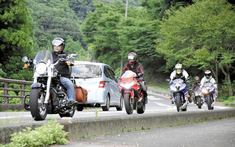 なんでバイク乗りって集団で群れたがるの？