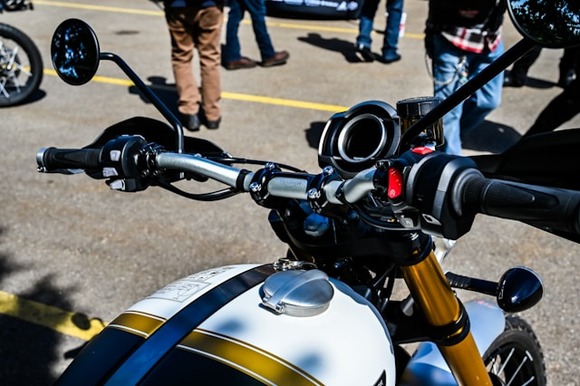 ronnzy-moto-FdF_NvWtgQ4-unsplash