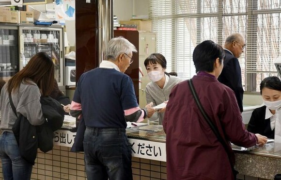 車の免許更新受付ババア「交通安全協会への寄付もご協力ください」ワイ「」