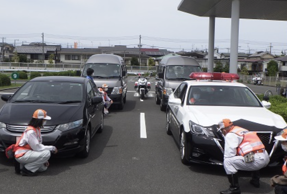 神奈川県警交通課さん、微妙に啓発にならなそうな画像をあげる