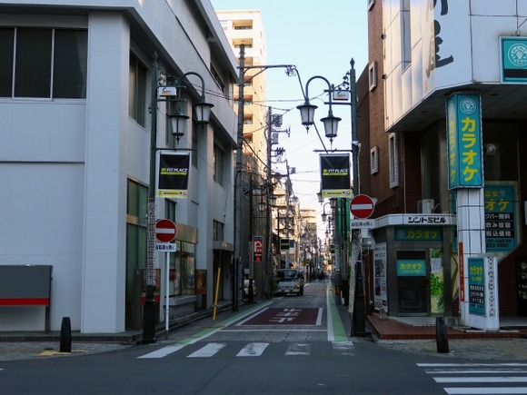 【悲報】埼玉県警「外国人の交通マナーがヤバいので『外国人交通安全アドバイザー』を配備します」