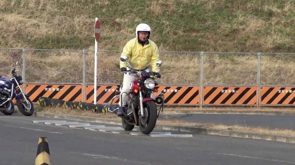 大型バイクの教習の波状路でふかすの楽しいよな