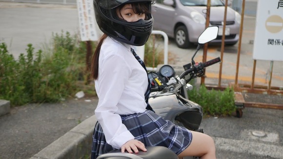 「女子高生が自分でバイク買って乗り回してます」←現実ではありえないよね？