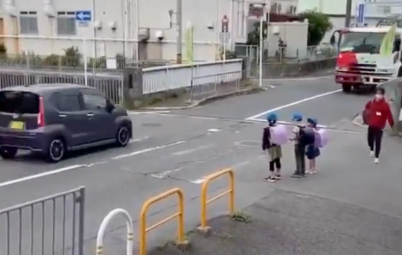【悲報】クソガキどもの道路横断危なすぎる