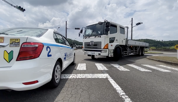 信号待ちで停止線を超える車、あわや衝突の注意喚起に共感の声　「本当に守ってほしい」