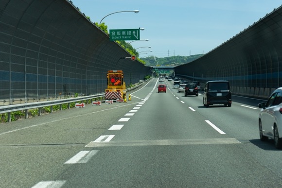 【悲報】 高速追越車線トロトロマン、大発生