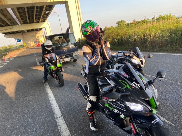 【悲報】バイク乗りさん、公道で撮影会をしてしまうw ｗｗｗｗｗｗｗｗｗｗｗｗｗｗｗ