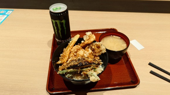 サービスエリアで飯食ってるｗｗｗｗｗｗｗ