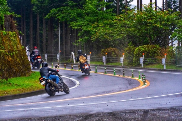 雨の中、バイクや自転車乗ってるやつ見ると格差を感じちゃうよな