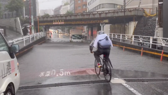 大雨で冠水している高架下に突っ込んでいくトラックと自転車ｗｗｗｗｗｗｗ