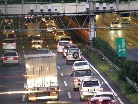 高速道路ってもう渋滞ができるのは仕方のないことなのか？