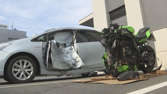 交差点で直進のバイクと右折の乗用車が衝突しライダーが死亡、車を運転していたトルコ人を現行犯逮捕