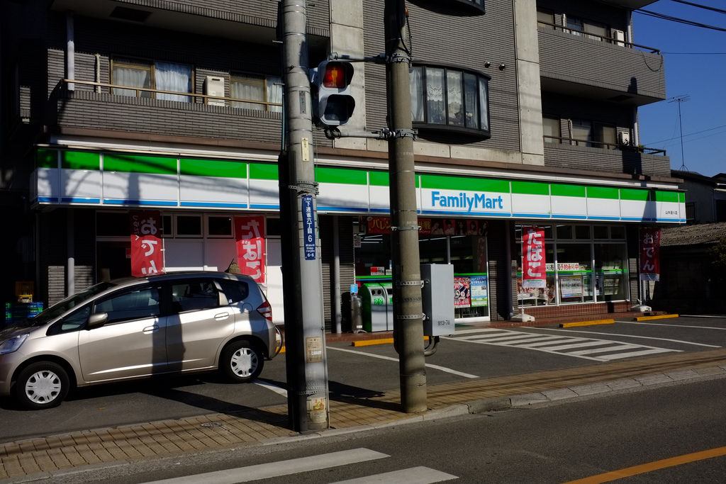 コンビニ駐車場の自動車停めるスペースにバイク停める馬鹿なんとかならない バイク速報 コンビニ駐車場の自動車停めるスペースにバイク停める馬鹿なんとかならない バイク速報
