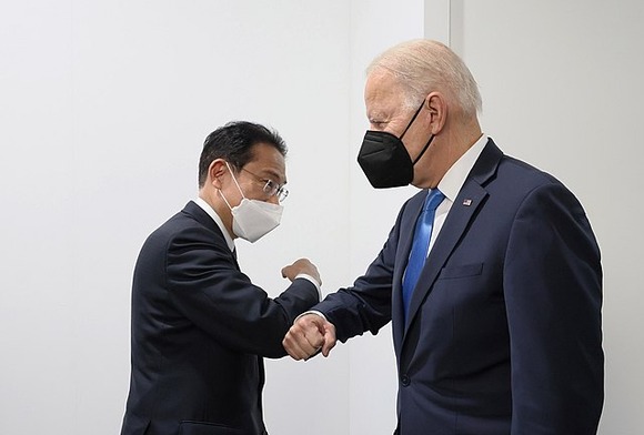 640px-Fumio_Kishida_met_with_US_President_Joe_Biden_at_COP26_(4)