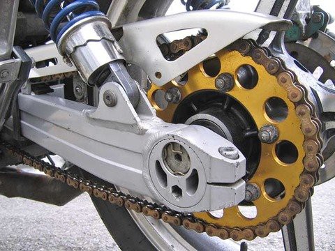 250ccバイクに乗ってるんだが、自分でできることが、簡単な洗車、タイヤに空気入れ、ガソリン給油、チェーンに油さす←なんだが普通？