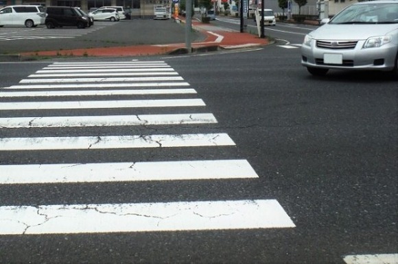 歩行者が横断歩道で跳ねられる事故のニュースを見るたび