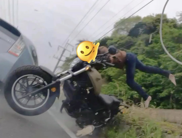 車と正面衝突し2カ月入院のバイク女子YouTuber、衝撃的な事故映像を公開