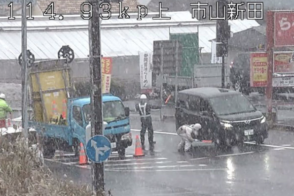 関東で大雪、箱根新道は除雪のため通行止めに