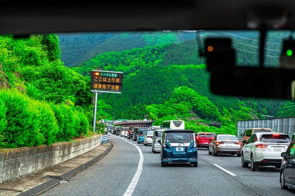 【悲報】運転下手くそさん、お盆に高速に乗ってしまう