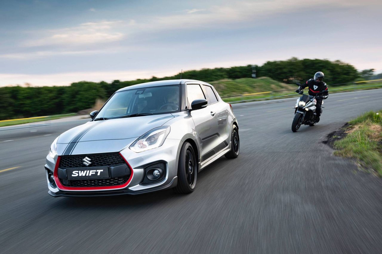 バイクと車ってどっちが速いんだ バイク速報 バイクと車ってどっちが速いんだ バイク速報