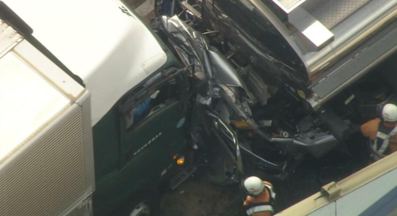 阪神高速事故の多重事故で男女2人が死亡、タンクローリーと大型トラックに挟まれた軽自動車がペチャンコに