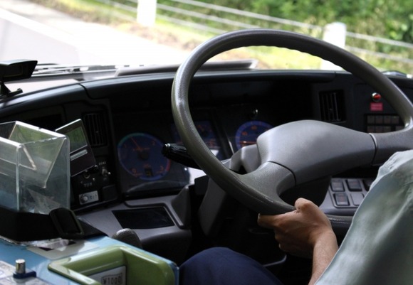 モンスタークレーマー「バスの運転手がサービスエリアでカレー食べてる！クレーム入れなきゃ！」