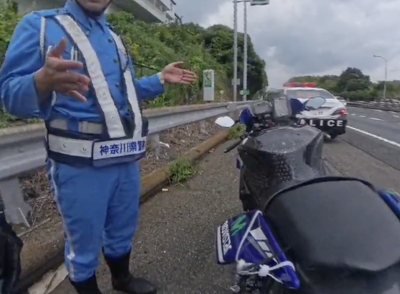 【悲報】普通に道路走ってただけのバイク乗りさん、神奈川県警に捕まる