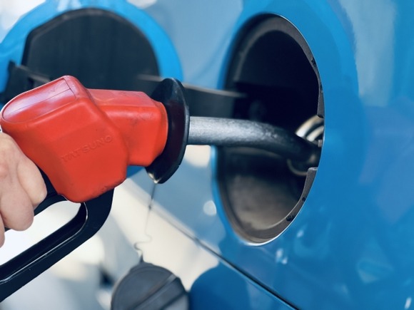 ガソリンスタンドの給油、２０代の８割以上が「３０００円未満指定」で給油していることが判明