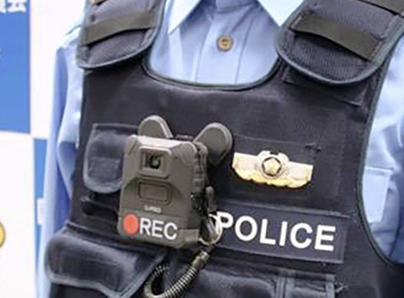 警察官のウェアラブルカメラ全国導入へ、試験運用で有効性を確認