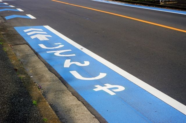 レーン内を逆走する自転車