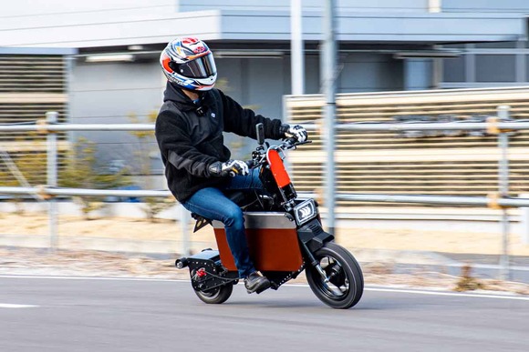 Moto Eレーサー大久保光選手が登場、タタメルバイク走行試験に密着