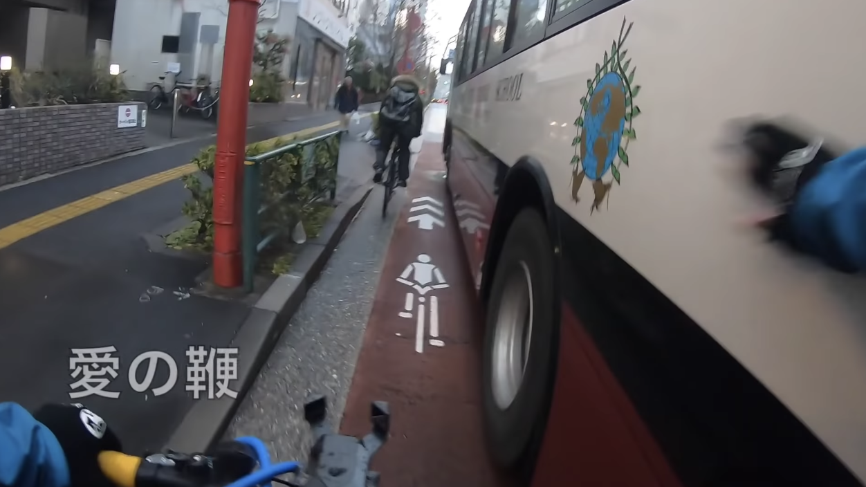 Uber Eats配達員に「歩道を走れ、歩道を」、スクールバス運転手の危険 