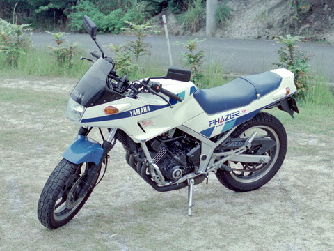 FZ250_PHAZER_1HX_White-Blue_19870923