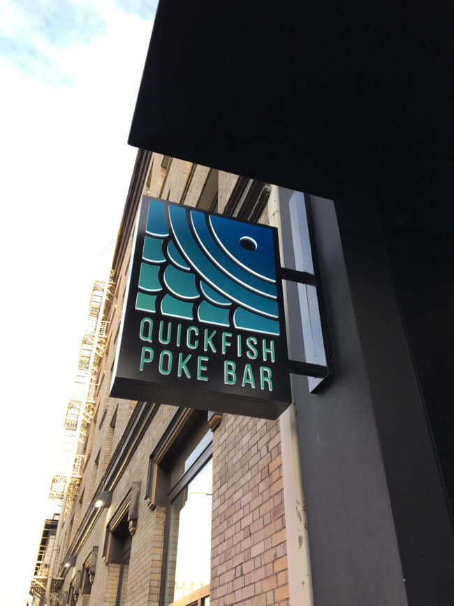 店の看板 | Quickfish Poke Bar