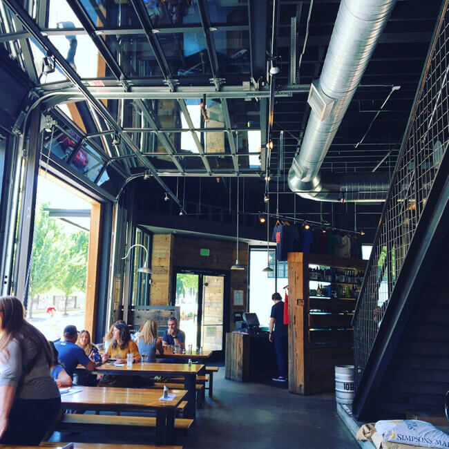 店外の様子2 - 10 Barrel Brewing Co