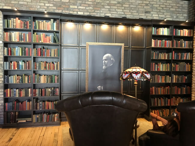 絵画と本棚 | Black Rock Coffee Bar (ブラックロックコーヒーバー) | Portland