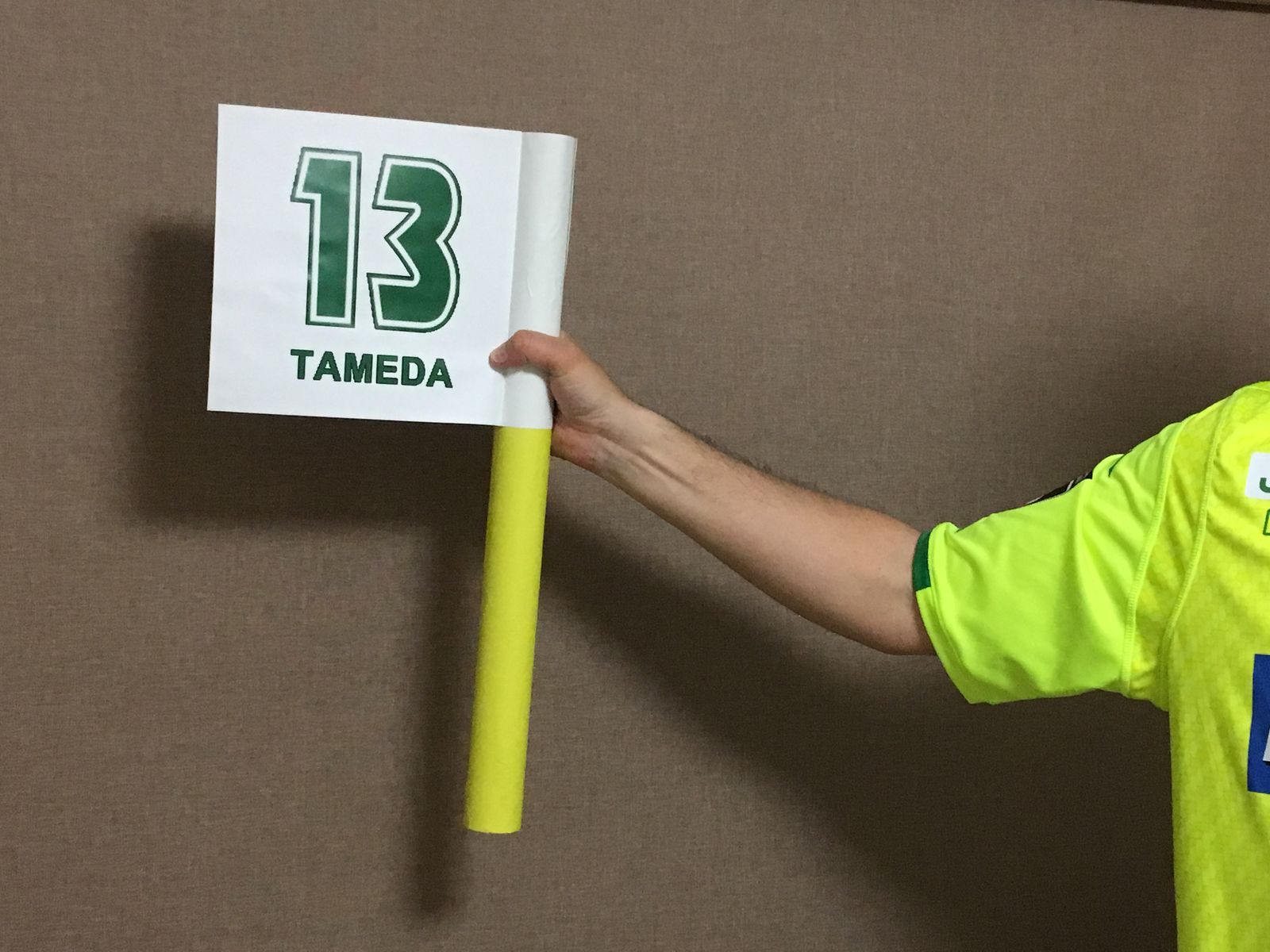 他人のゴールでコーナーフラッグを掴むパフォーマンスをいつでもどこでもできるフラッグ案 爆走357