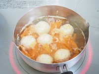えのき入り鶏団子とほうれん草のお味噌汁工程2