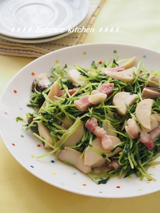 豆苗とベーコンのガーリック醤油炒め