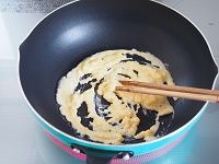 ふんわり卵とゴーヤのそぼろ炒め工程1