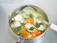 えのき入り鶏団子とほうれん草のお味噌汁工程4