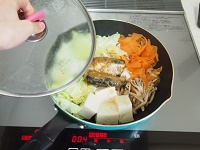 いわし味噌煮缶で白菜と豆腐の煮物工程1