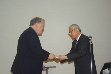 ブロンマー　記念品授与