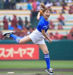 鈴木奈々､初の始球式で試合開始遅れる スポンサーが謝罪