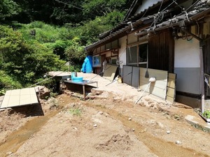 民家土砂崩れ