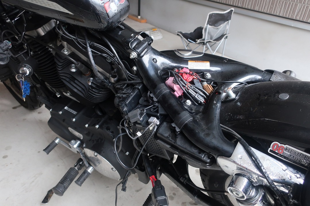 スポーツスター883Rバッテリー交換 (11)