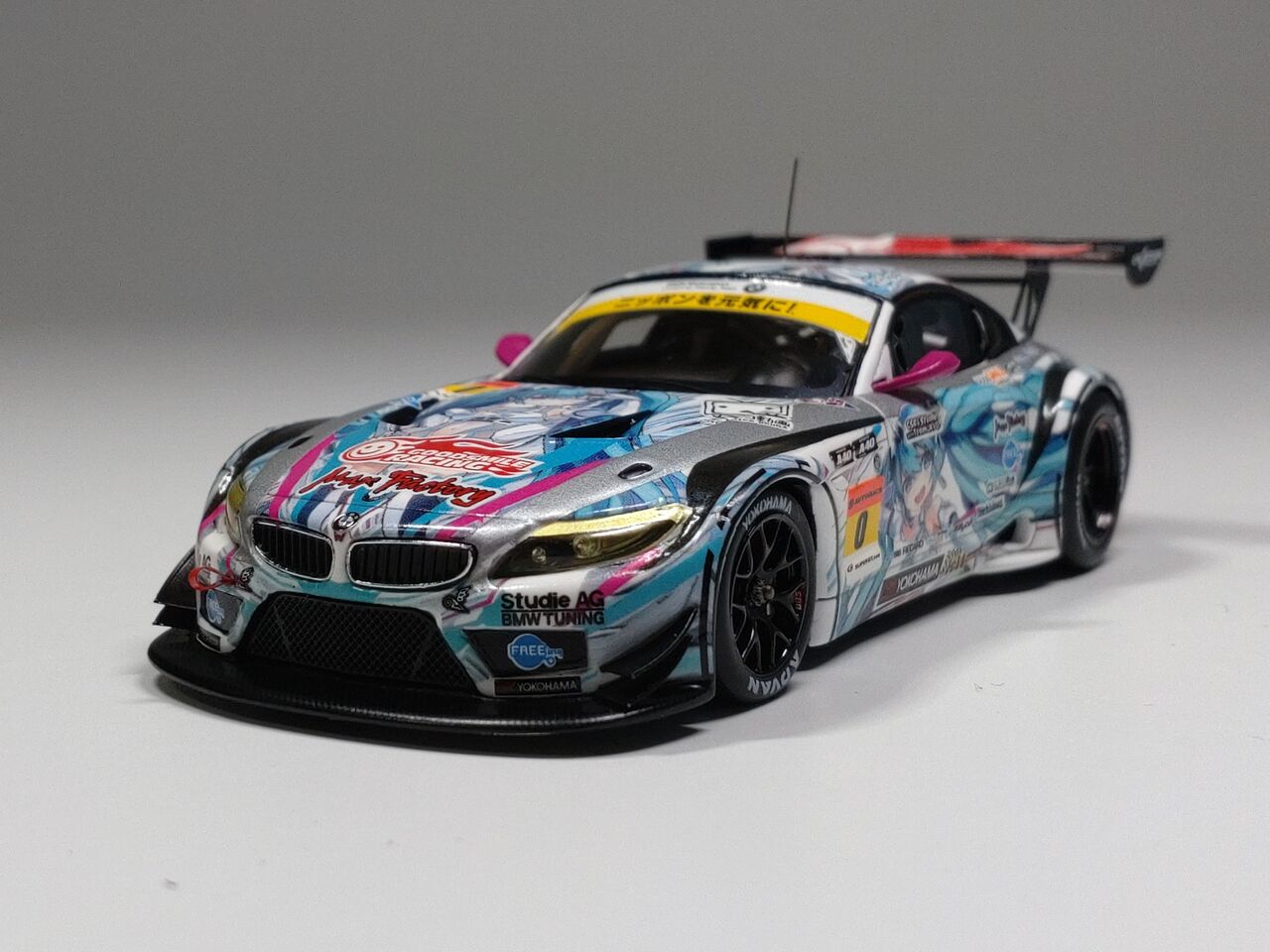 なかなかカッコいいやないですか.1/43 GSR HATSUNE MIKU BMW