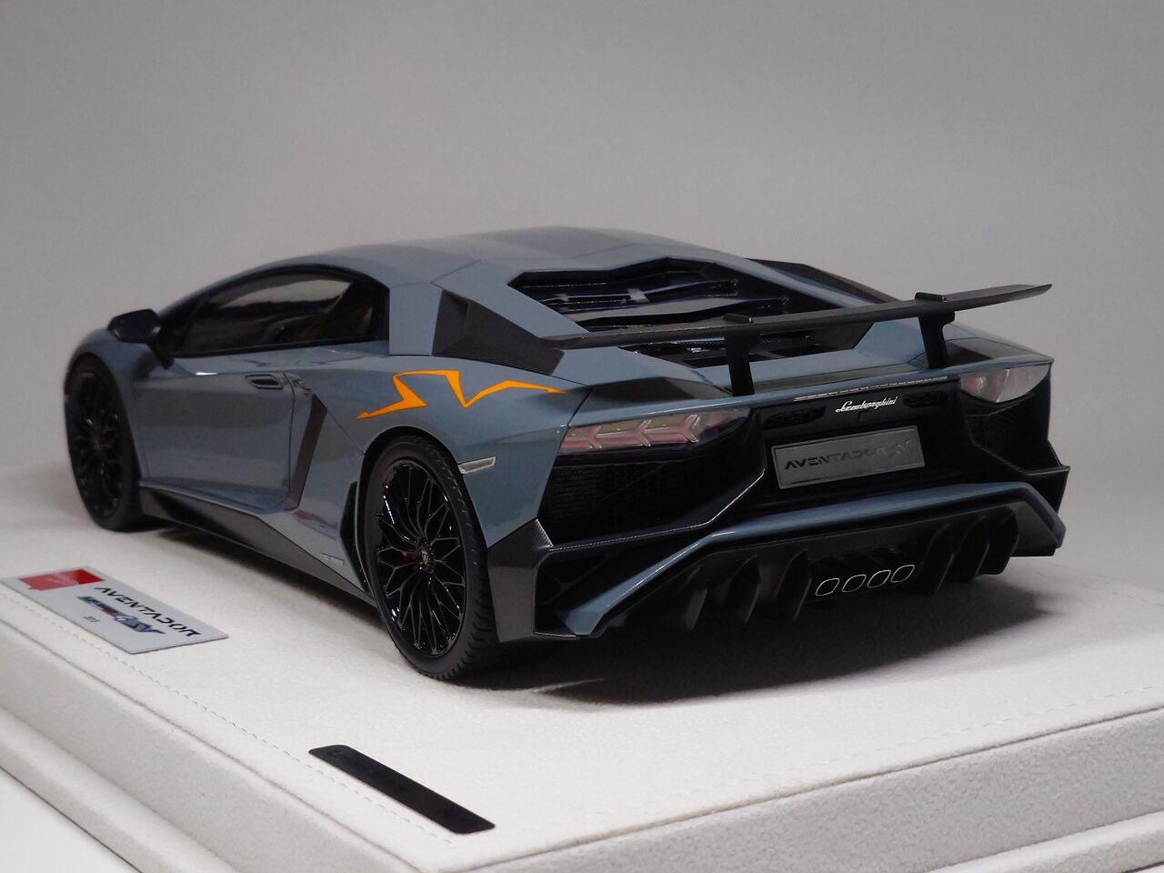 とうとうリリースされました..EIDOLON 1/43 Lamborghini Aventador