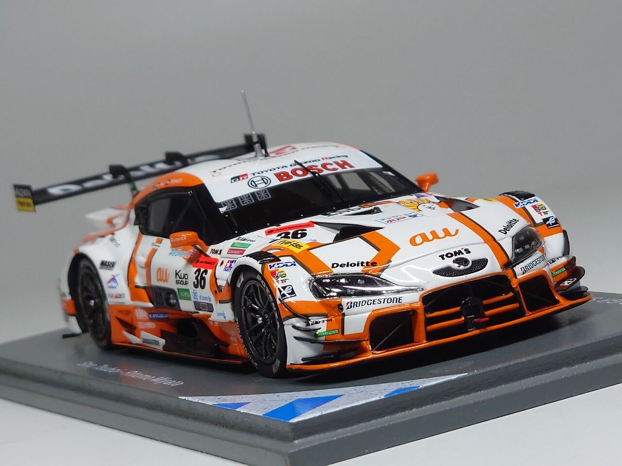 専用 限定版チャンピオン仕様 au TOM’S GR Supra 2023 Sparkモデルカー】『au TOM'S GR Supra』のチャンピオン獲得記念