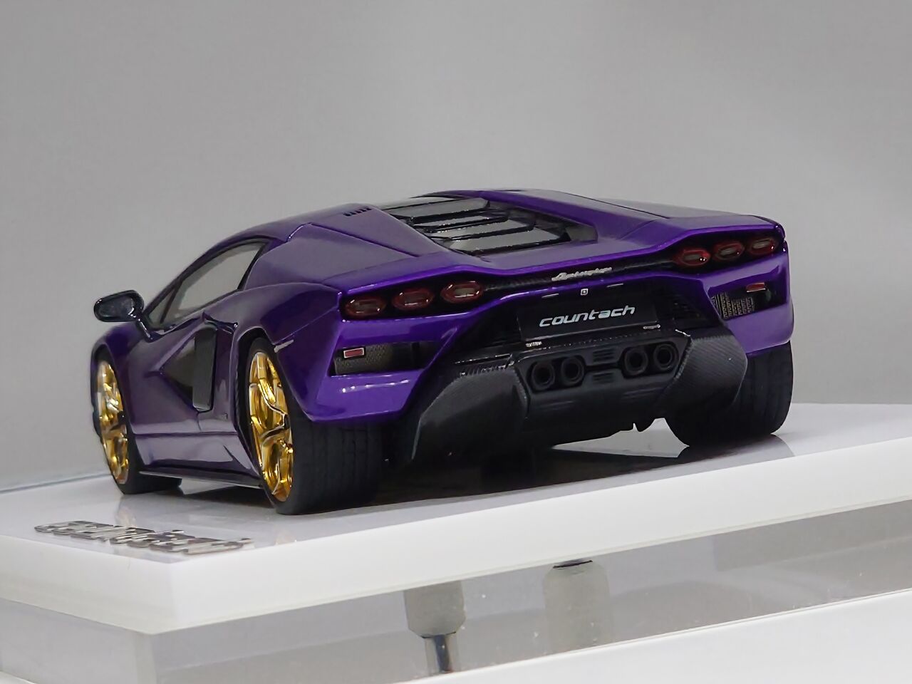 決め手が.EIDOLON COLLECTION 1/43 Lamborghini Countach LP800-4